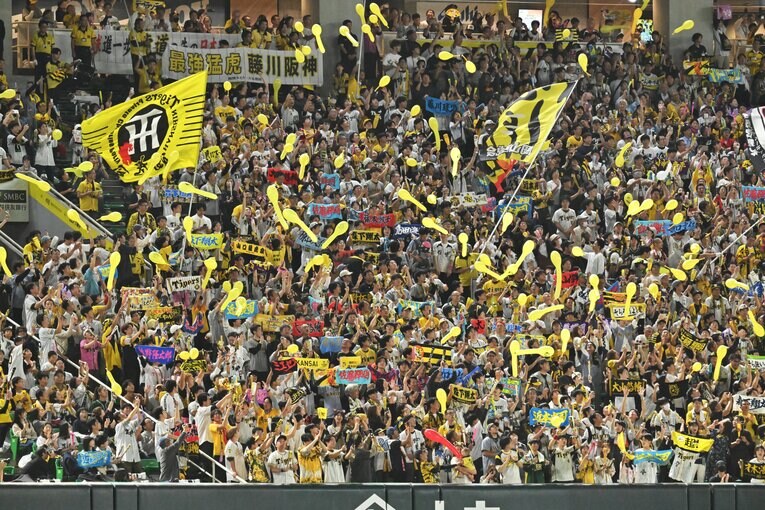 ペイペイドームに詰めかけた阪神ファンは敵地でも大迫力の応援を繰り広げた　©️Hideki Sugiyama