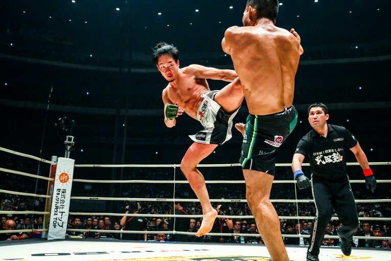 ジョン・マカパに飛び蹴りを放つ朝倉未来　©RIZIN FF Susumu Nagao