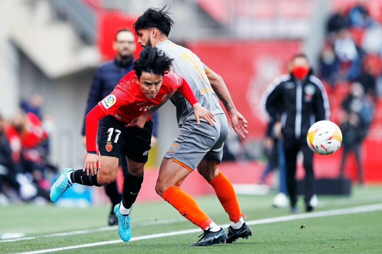 久保建英が“不可解判定”に怒った！ ラフプレーに抗議→イエローも…「バモス！クボ」とファンが信頼する理由〈撮影者の視点〉(18)