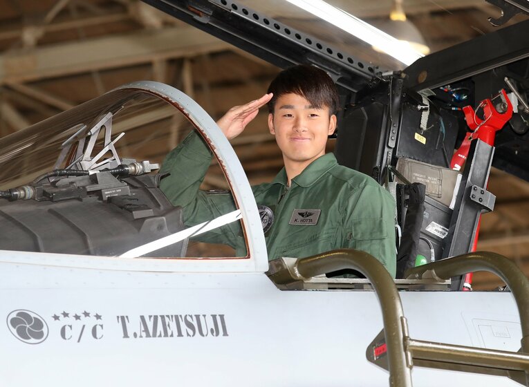 2020年のキャンプの休日、航空自衛隊新田原基地に見学に行き、 戦闘機のコックピットに乗り込んだ堀田　©️Sankei Shimbun