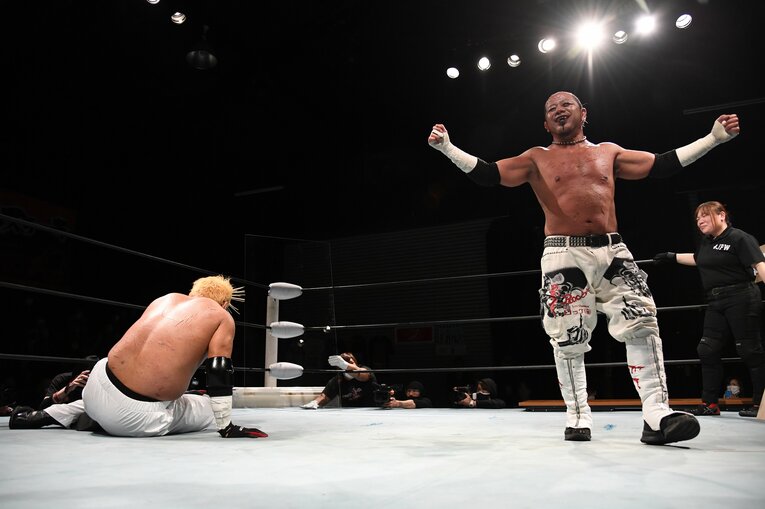 竹串を石川の頭に刺して喜ぶ葛西