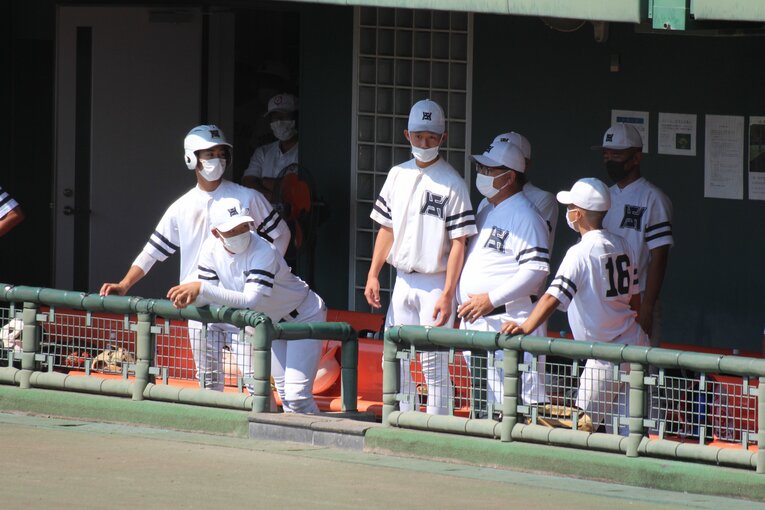 伝令を送る宮崎裕也監督　©︎Fumi Sawai