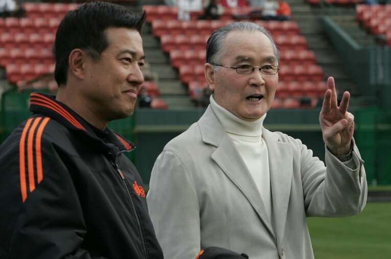 監督を勇退した後も、原辰徳を激励に訪れていた長嶋茂雄　©JIJI PRESS