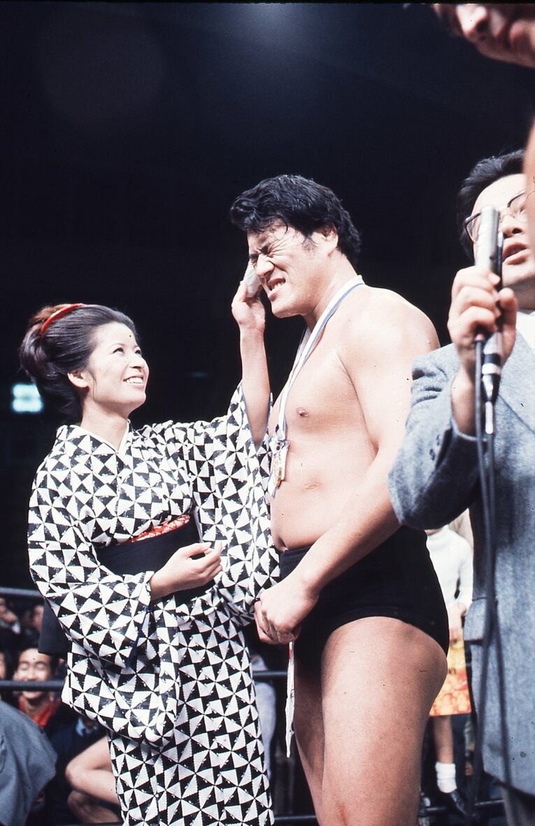 1971年撮影、アントニオ猪木と倍賞美津子。2人はこの年の11月2日に披露宴を行った　©AFLO