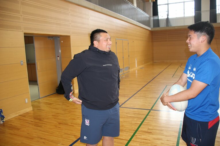 生徒と談笑する田中春助監督　©︎Yu Takagi