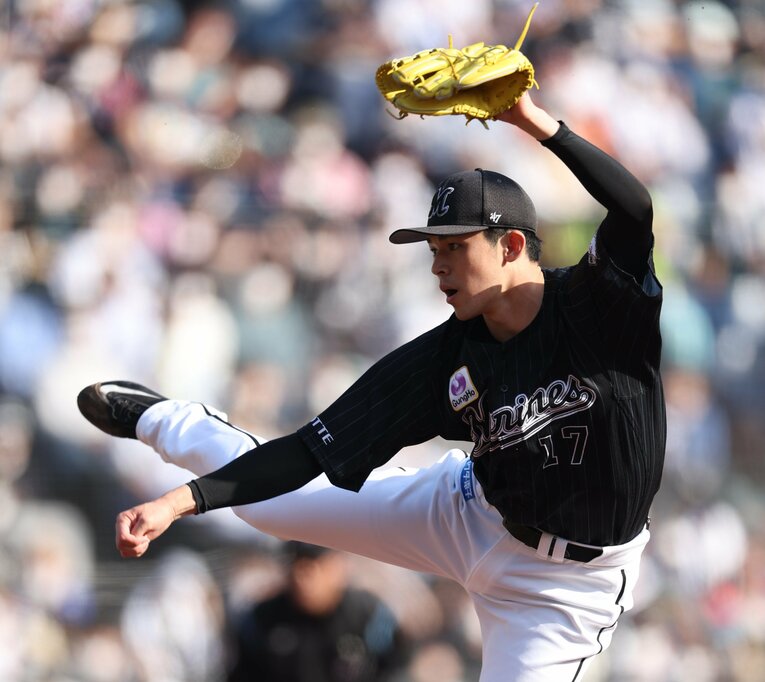 2022年4月、完全試合を達成した際の佐々木朗希の力投　©︎JIJI PRESS