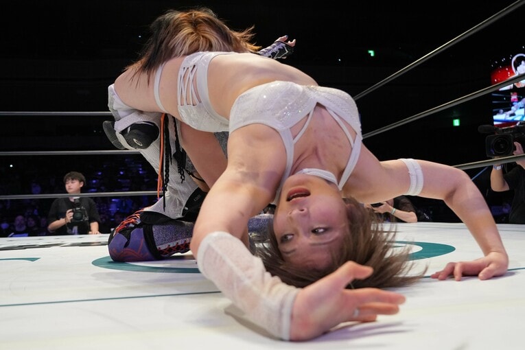 安納サオリvsMIRAI　©Essei Hara