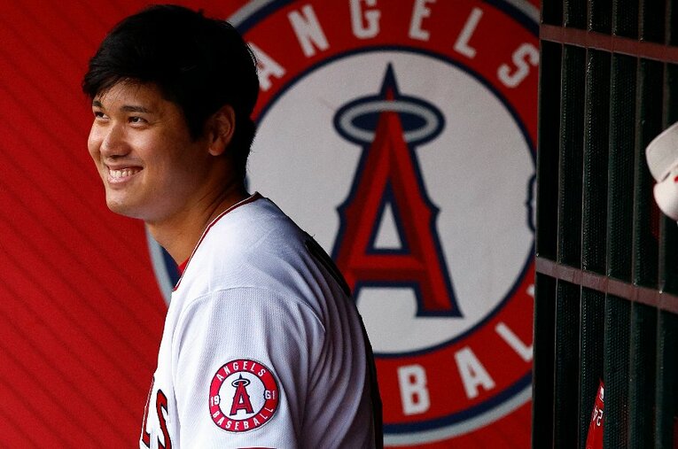 ベンチで笑顔を見せる今季の大谷。怪我なくシーズンを走り切ることが、最大の課題になる　©Getty Images