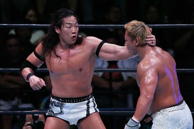 エルボーを叩き込む竹下幸之介　©Essei Hara