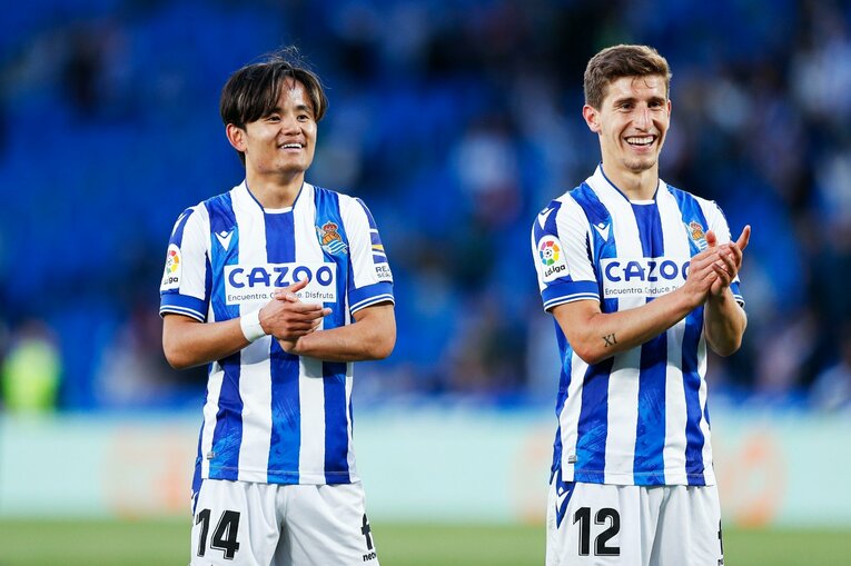 「クボはノルマル（普通）よ」辛口おばあちゃんにバルで遭遇も…カメラマンが撮った久保建英21歳の“軽快ドリブル＋母・祖母のような愛”(82)