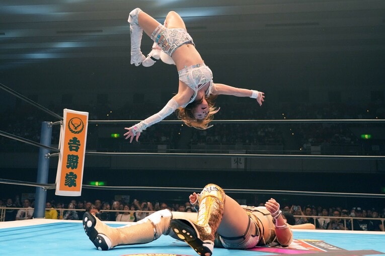 ムーンサルトプレスを放つ岩谷麻優　©Essei Hara