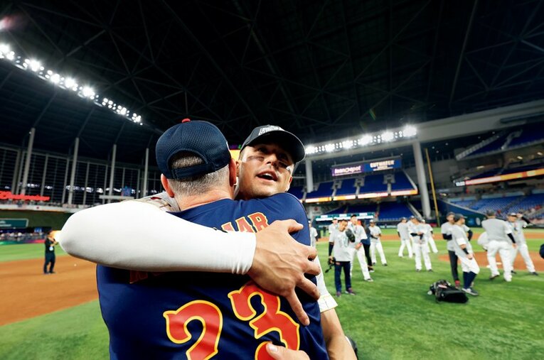 表彰式後に父チャーリーさんと抱き合うヌートバー ／ photograph by Yukihito Taguchi