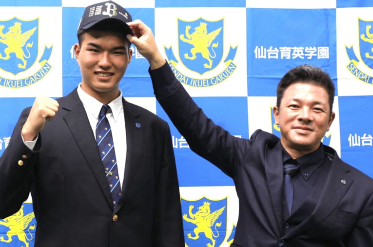 オリックスに3位指名された山口廉王（仙台育英）と須江航監督。山口は193cmの超大型右腕 ／ photograph by Asahi Shimbun