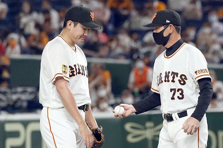 7月1日の広島戦で3回途中4失点、わずか32球で降板した菅野（左） ／ photograph by Sankei Shimbun