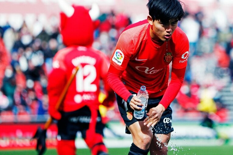 久保建英が“不可解判定”に怒った！ ラフプレーに抗議→イエローも…「バモス！クボ」とファンが信頼する理由〈撮影者の視点〉(8)