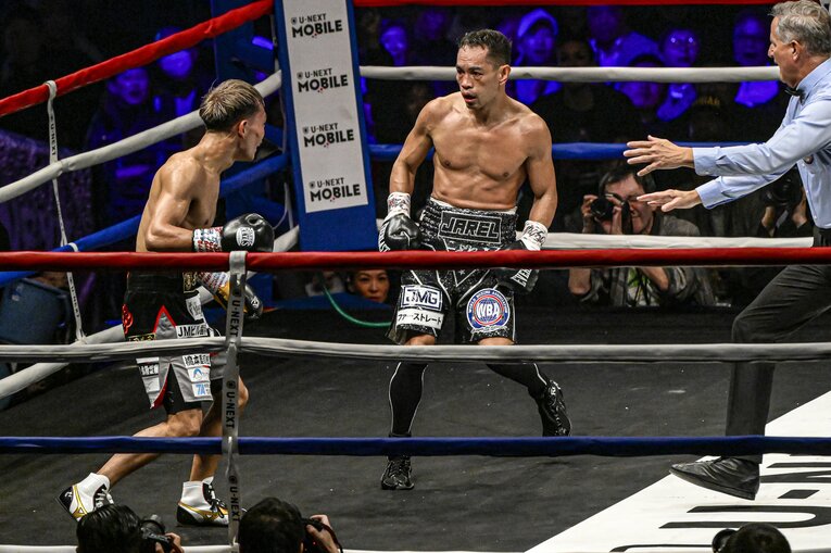 ダメージを負いながらもゴングに救われた堤聖也（3枚目／全3枚） ©Takuya Sugiyama