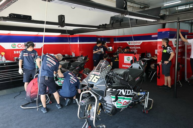 久々に明るいムードに包まれたホンダのピット　©Satoshi Endo