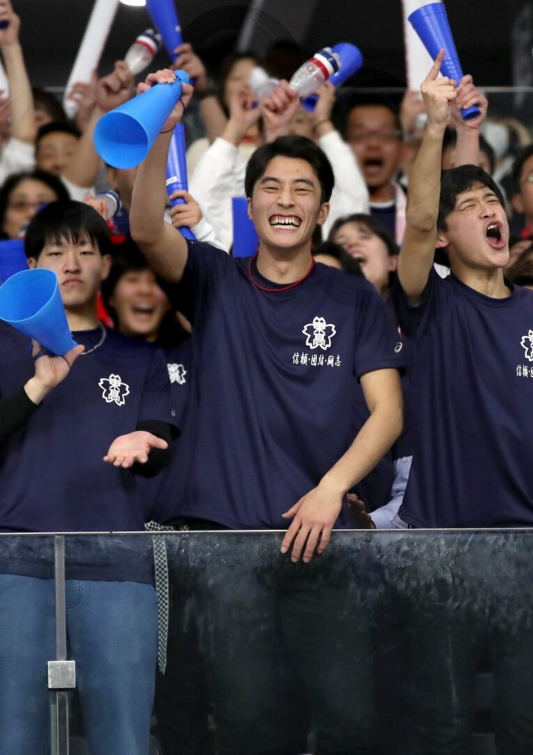 2020年1月春高バレー決勝、母校であり弟・藍が主将を務めた東山高校の応援に駆けつけた高橋塁　©︎Sankei Shimbun