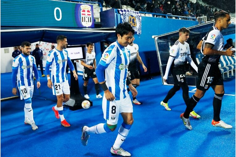 柴崎岳vs岡崎慎司が《ユニフォームを引っ張ってバチバチ》 撮影カメラマンが凍えそうな雨中で捉えた“熱いバトル”の瞬間(6)