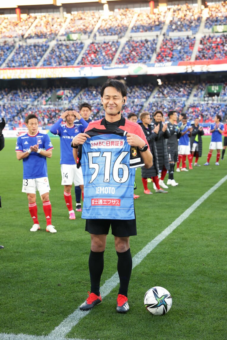 Jリーグ歴代最多となる516試合の笛を吹いた家本。記念ユニフォームを贈呈され、撮影に笑顔で応じた　©︎J.LEAGUE