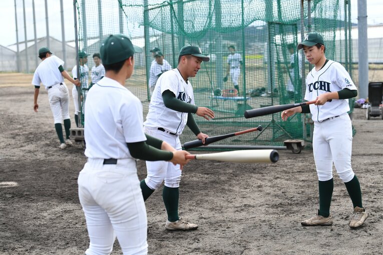 【現地カット多数】センバツで新調したバットを振る様子 ©Kota INoue