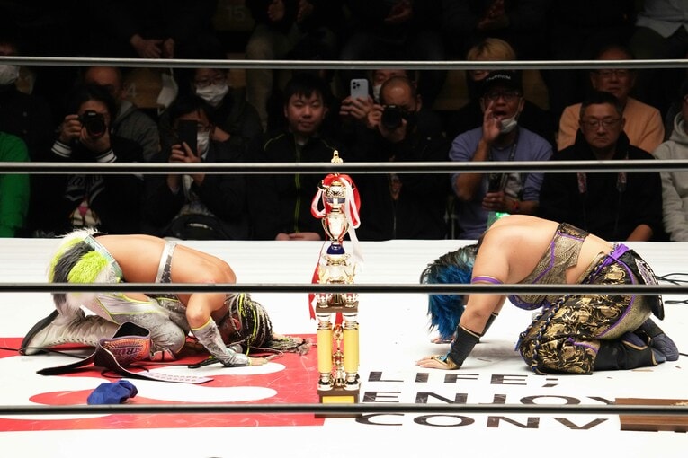 ジュリアと刀羅ナツコ、座礼でのお別れ　©Essei Hara