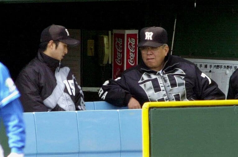 阪神新人時代、ベンチで野村監督からマンツーマンの指導を受ける藤田　©Sankei Shimbun