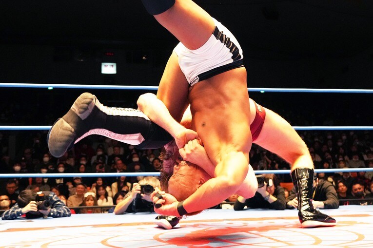 チャーリー・デンプシーの首と足をロックしてのスープレックス　©Essei Hara