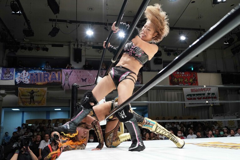 ジュリアにキックを見舞う桜井麻衣　©Essei Hara