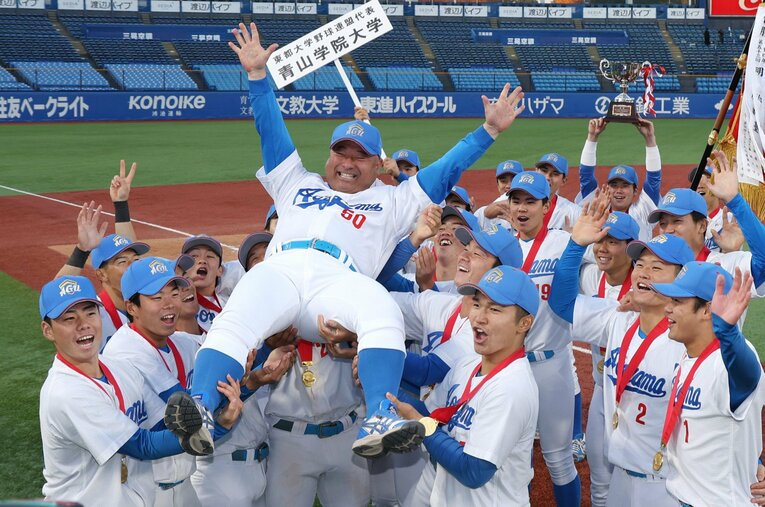 昨年の明治神宮大会を制し、胴上げされる青学大野球部の安藤寧則監督。その育成力のヒミツとは？ ／ photograph by JIJI PRESS