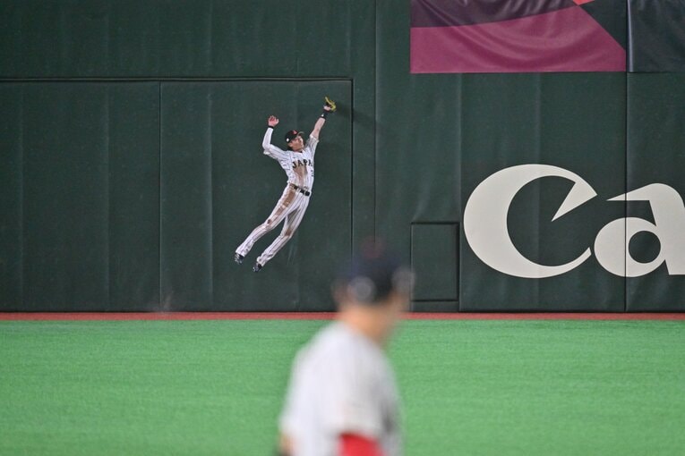 連続写真で見る周東佑京のスーパーキャッチ！　©Hideki Sugiyama