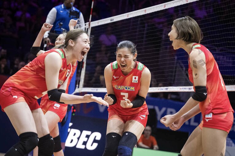 石川真佑、島村春世、和田由紀子（VNLフランス戦）©︎Volleyball World