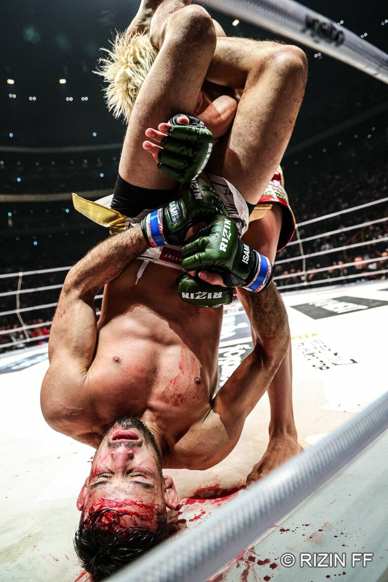 流血しながら一本を狙うクレベル・コイケ（4枚目／全6枚）©RIZIN FF