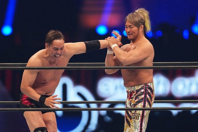 オカダ・カズチカのリストを取る棚橋弘至　©Essei Hara