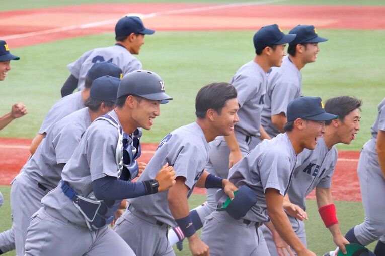 優勝を決めて笑顔でスタンドへ駆ける慶應大ナイン　©Yu Takagi
