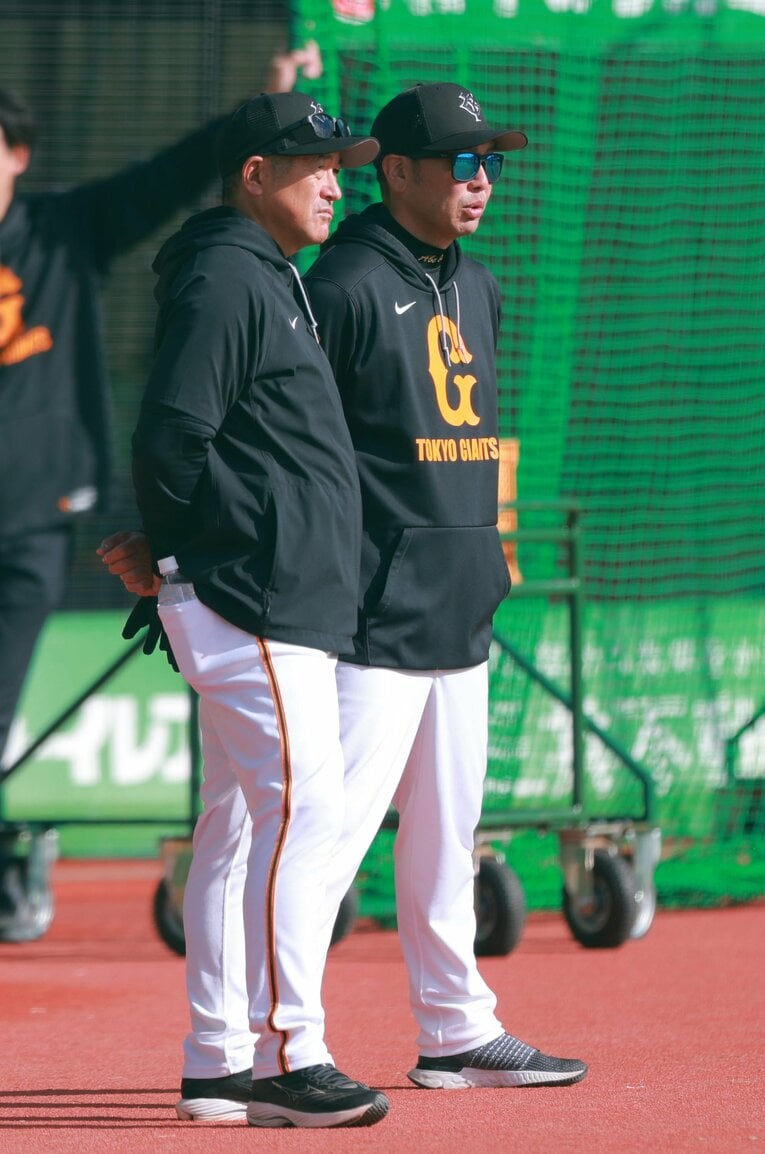練習を見つめる石井琢朗・新二軍監督と阿部慎之助監督　©Sankei Shimbun