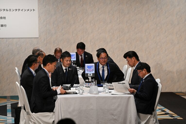 選手リストを検討するDeNA陣営　©Nanae Suzuki