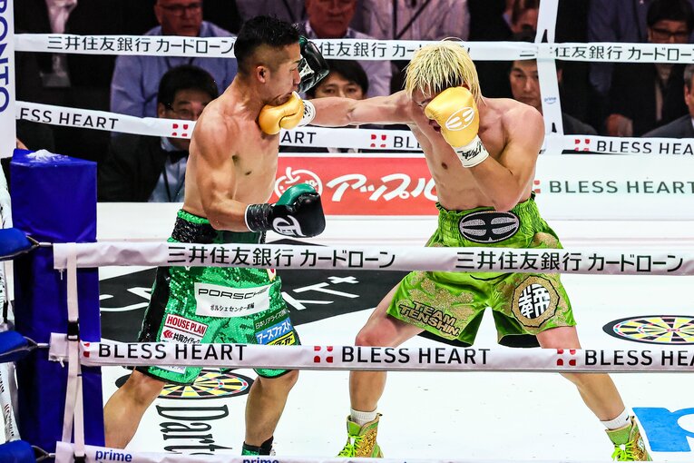 右を当てる那須川天心　©Susumu Nagao