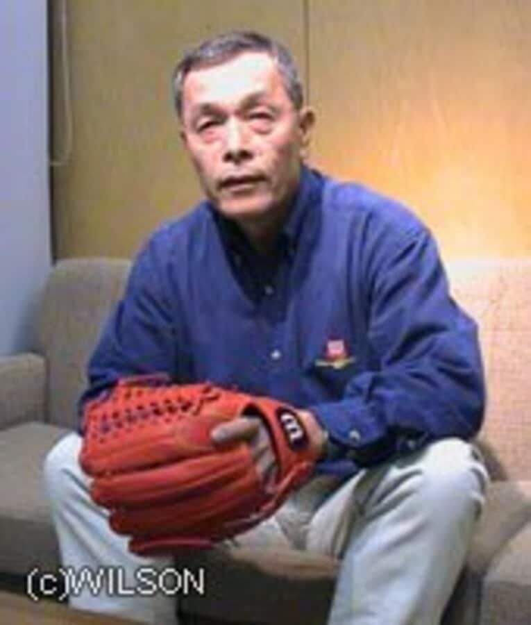 メジャーリーガーのニーズに対応し、彼らが納得する理想的なグラブをデザインする麻生茂明さん。NEWSWEEK日本語版の「世界が尊敬する日本人」、100人の1人に選ばれたこともある。