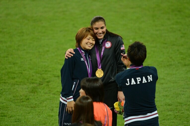 アメリカ代表GKホープ・ソロと写真撮影する宮間あや（2012年ロンドン五輪）　©︎JMPA