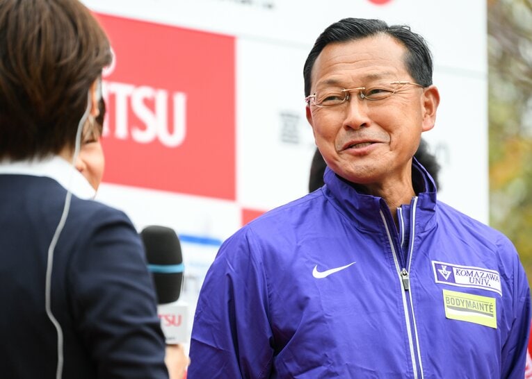 インタビューを応える大八木監督もどこか嬉しそう　©Nanae Suzuki