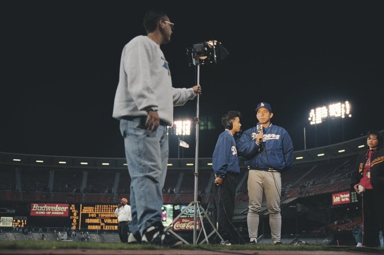 アメリカメディアの取材を受ける野茂英雄　©︎Koji Asakura
