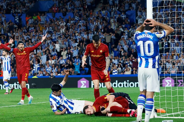 久保建英がELで味わった「先発落ち→敗退」での怒り・悲しみを撮った「タケ！と不調ソシエダサポが期待したが…」〈代表合流前にゴール〉(38)