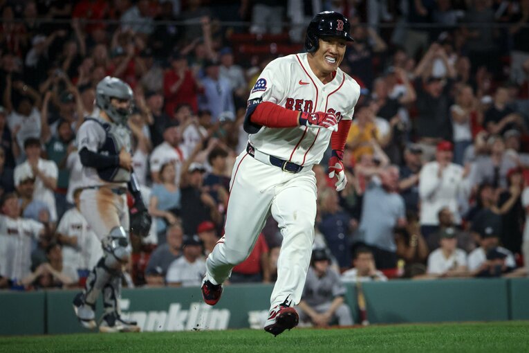 激走する吉田正尚　©Getty Images