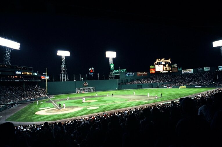 2001年撮影のフェンウェイパーク（ボストン）。1916年8月、この球場でベーブ・ルースの「伝説の投球」が生まれた ／ photograph by Kazuaki Nishiyama