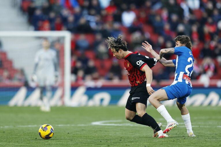 ファウルまがいのプレーにも怯まず全身を試みる浅野　©Daisuke Nakashima