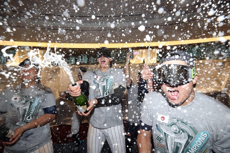 ビールかけで大喜びの村上や大谷ら　©JIJI PRESS