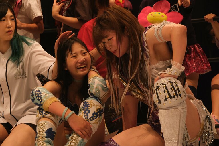 試合後にたむと言葉を交わし、笑顔も見せた天咲