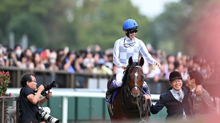 スタッフと喜びを分かち合う　©Keiji Ishikawa