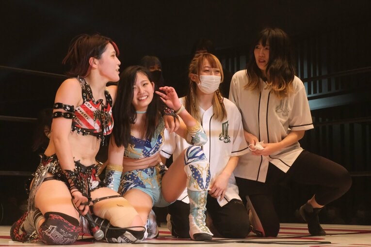 試合後QQのメンバーに迎えられ、ユニット加入が決まった天咲　©Norihiro Hashimoto